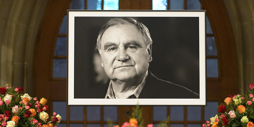 Ein Porträt vom verstorbenen Schauspieler Jörg Schneider hängt während der Gedenkfeier in der Zürcher Fraumünsterkirche.