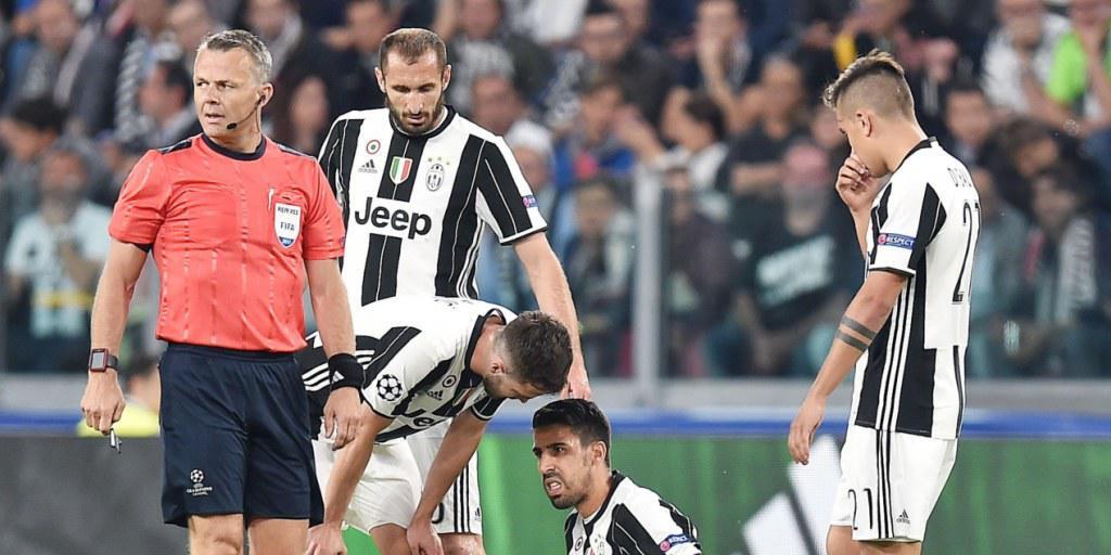 Sami Khedira (sitzend) wurde im Spiel gegen Monaco bereits nach zehn Minuten ausgewechselt