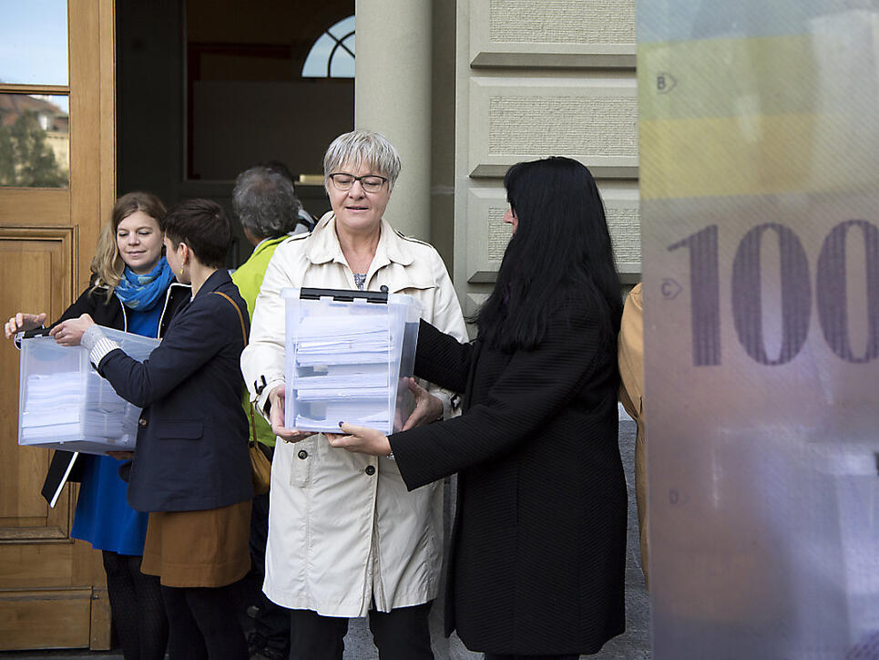 Die Nationalrätinnen Nadine Masshardt  (SP/BE), Lisa Mazzone (Grüne/GE), Rosmarie Quadranti, (BDP/ZH) und Marianne Streiff-Feller (EVP/BE) übergeben die Unterschriftenbögen für die Transparenz-Initiative.