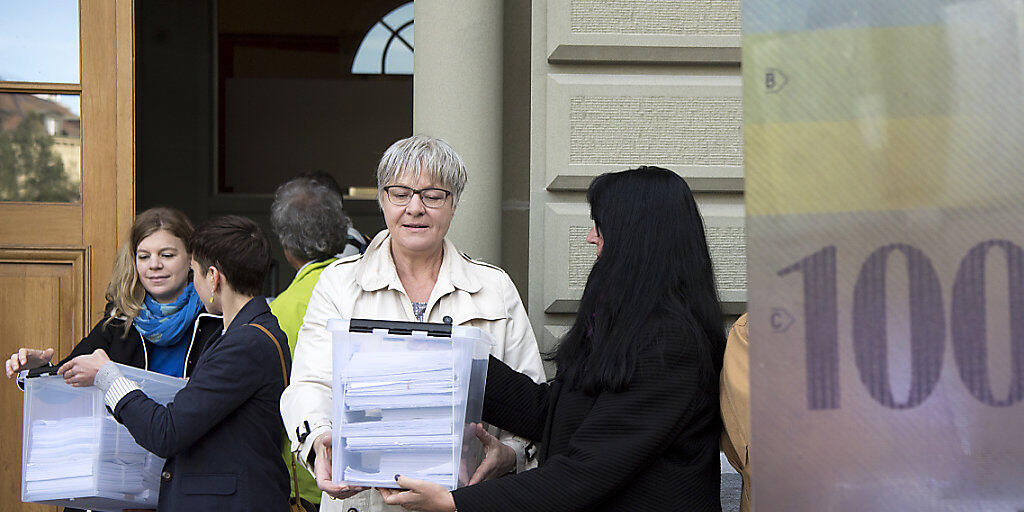Die Nationalrätinnen Nadine Masshardt  (SP/BE), Lisa Mazzone (Grüne/GE), Rosmarie Quadranti, (BDP/ZH) und Marianne Streiff-Feller (EVP/BE) übergeben die Unterschriftenbögen für die Transparenz-Initiative.