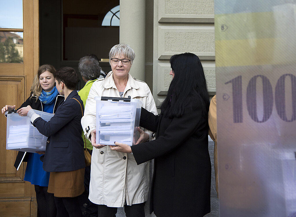 Die Nationalrätinnen Nadine Masshardt (SP/BE), Lisa Mazzone (Grüne/GE), Rosmarie Quadranti, (BDP/ZH) und Marianne Streiff-Feller (EVP/BE) übergeben die Unterschriftenbögen für die Transparenz-Initiative. Die Nationalrätinnen Nadine Masshardt (SP/BE), Lisa Mazzone (Grüne/GE), Rosmarie Quadranti, (BDP/ZH) und Marianne Streiff-Feller (EVP/BE) übergeben die Unterschriftenbögen für die Transparenz-Initiative.