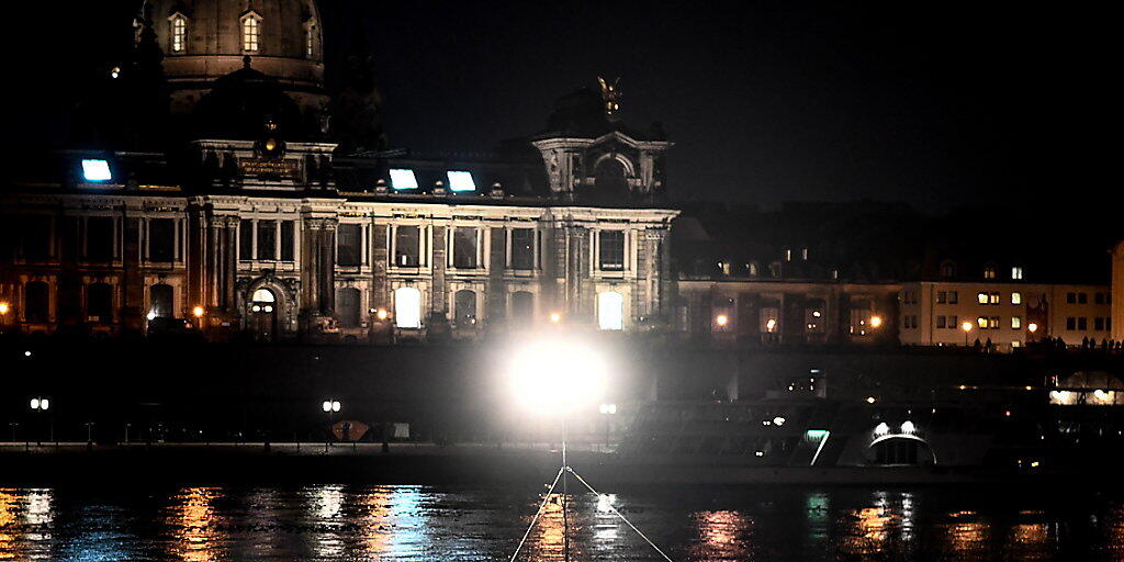 Im Gedenken an die Zerstörung ihrer Stadt: Dresdnerinnen und Dresdner in einer Menschenkette an der Elbe. Im Gedenken an die Zerstörung ihrer Stadt: Dresdnerinnen und Dresdner in einer Menschenkette an der Elbe.