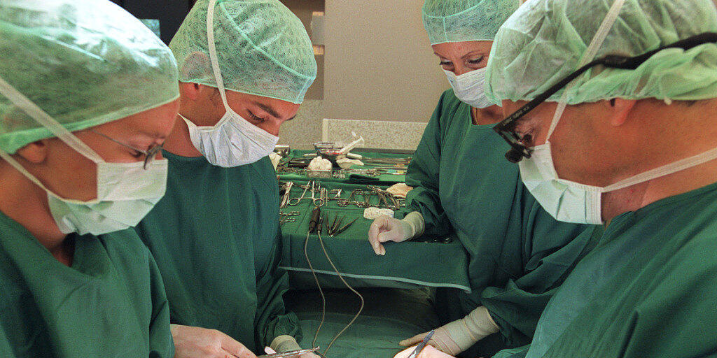 Ärzte implantieren einem Patienten eine Niere. Wie lange ein Organspender tot sein muss, bevor die Organe entnommen werden dürfen, ist umstritten.(Archivbild)
