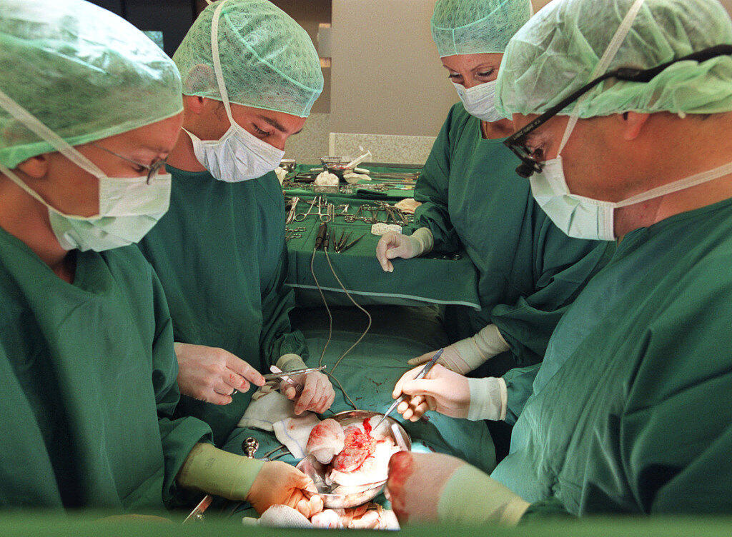 Ärzte implantieren einem Patienten eine Niere. Wie lange ein Organspender tot sein muss, bevor die Organe entnommen werden dürfen, ist umstritten.(Archivbild) Ärzte implantieren einem Patienten eine Niere. Wie lange ein Organspender tot sein muss, bevor die Organe entnommen werden dürfen, ist umstritten.(Archivbild)