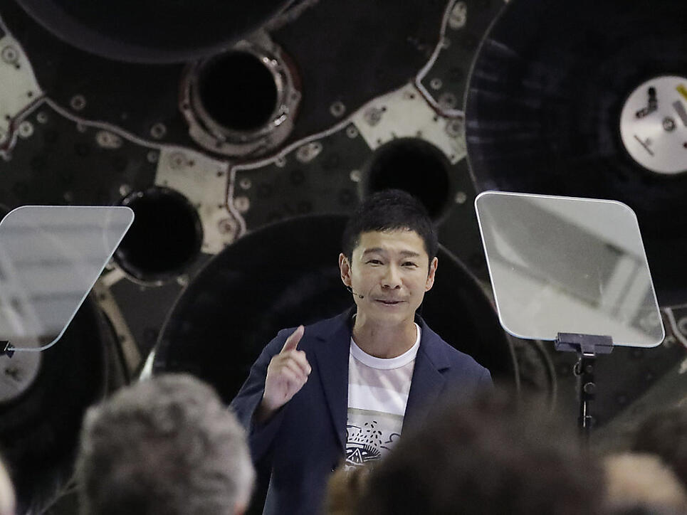 Der japanische Milliardär  Yusaku Maezawa soll als erster Weltraumtourist an Bord einer SpaceX um den Mond fliegen. (Foto: Chris Carlson/AP)