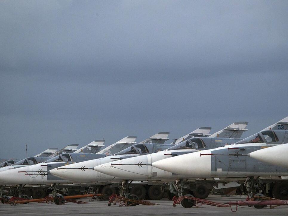 Russische Kampfflugzeuge auf der Hemeimeem Air Base in Syrien. (Archivbild)