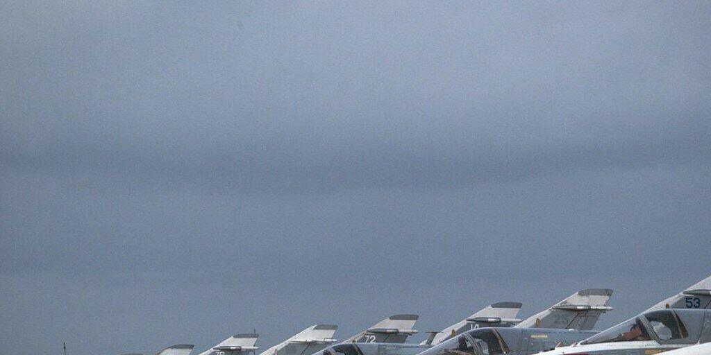 Russische Kampfflugzeuge auf der Hemeimeem Air Base in Syrien. (Archivbild)