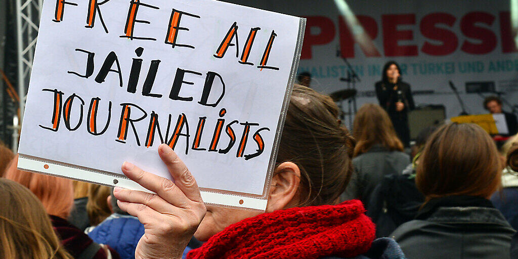 Die Pressefreiheit ist derzeit durch zahlreiche Krisen bedroht. Die Organisation Reporter ohne Grenzen ruft dazu auf, wachsam zu bleiben. (Archivbild) Die Pressefreiheit ist derzeit durch zahlreiche Krisen bedroht. Die Organisation Reporter ohne Grenzen ruft dazu auf, wachsam zu bleiben. (Archivbild)
