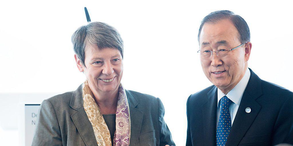 Barbara Hendricks, hier mit UNO-Generalsekretär Ban Ki Moon, ist im Iran für einen Mann gehalten worden. Die Verwechslung führte zu einem Eklat, da sie eine iranische Politikerin mit Handschlag begrüsste. Handkontakt zwischen Mann und Frau ist in der Islamischen Republik Tabu. (Archivbild) Barbara Hendricks, hier mit UNO-Generalsekretär Ban Ki Moon, ist im Iran für einen Mann gehalten worden. Die Verwechslung führte zu einem Eklat, da sie eine iranische Politikerin mit Handschlag begrüsste. Handkontakt zwischen Mann und Frau ist in der Islamischen Republik Tabu. (Archivbild)