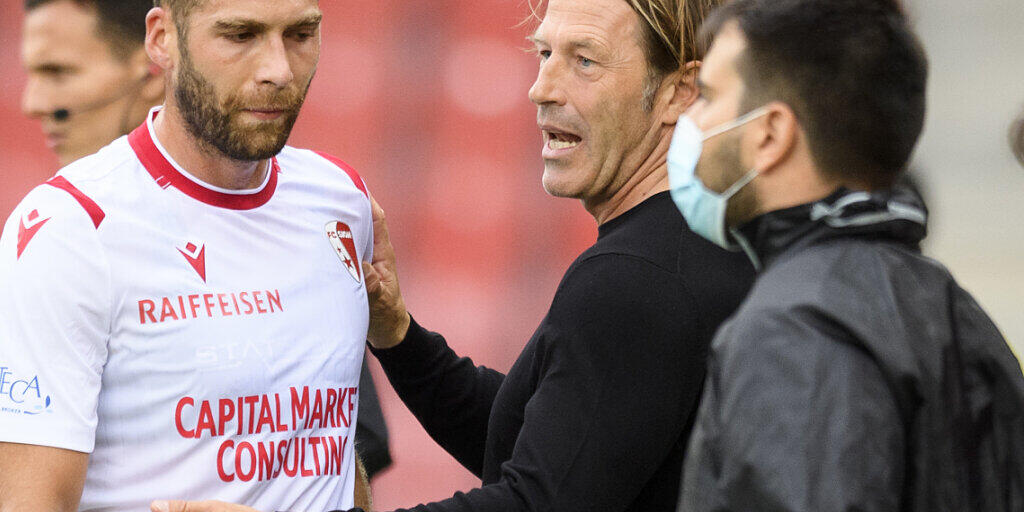 Der FC Sion um Trainer Paolo Tramezzani (Bildmitte) kämpfen um den Ligaverbleib