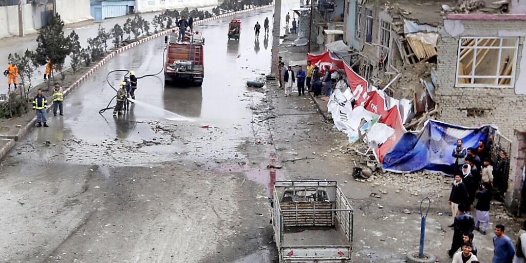 Aufräumen nach dem Anschlag: Bei einem Selbstmordanschlag in Kabul wurde mindestens ein Mensch getötet und 14 weitere verletzt.