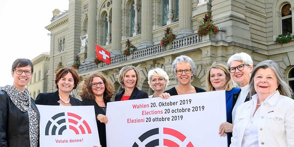 Die Präsidentinnen der Eidgenössischen Kommission für Frauenfragen, der Frauendachorganisationen und die Nationalratspräsidentin rufen gemeinsam zur Wahl von Nationalratskandidatinnen auf. Es sei Zeit für "halbe-halbe". Die Präsidentinnen der Eidgenössischen Kommission für Frauenfragen, der Frauendachorganisationen und die Nationalratspräsidentin rufen gemeinsam zur Wahl von Nationalratskandidatinnen auf. Es sei Zeit für "halbe-halbe".