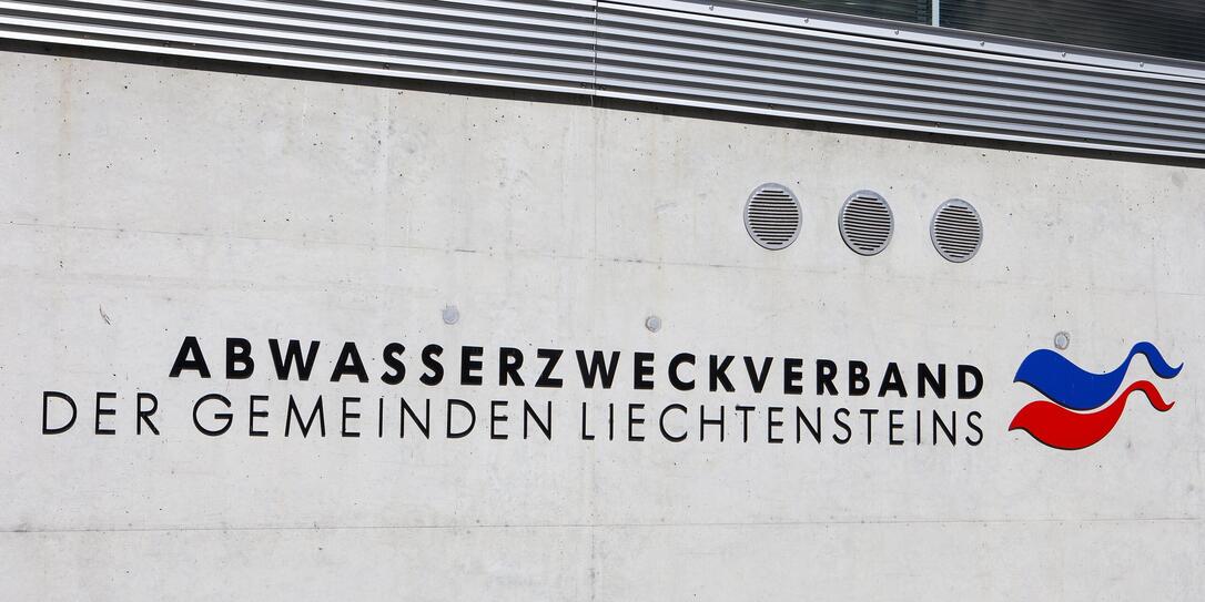 Mikroverunreinigungen können auch in der Abwasserreinigungsanlage in Bendern bestenfalls nur teilweise entfernt werden. Eine vierte Reinigungsstufe, so wie es sie in manchen Schweizer Kläranlagen gibt, könnte Abhilfe schaffen.