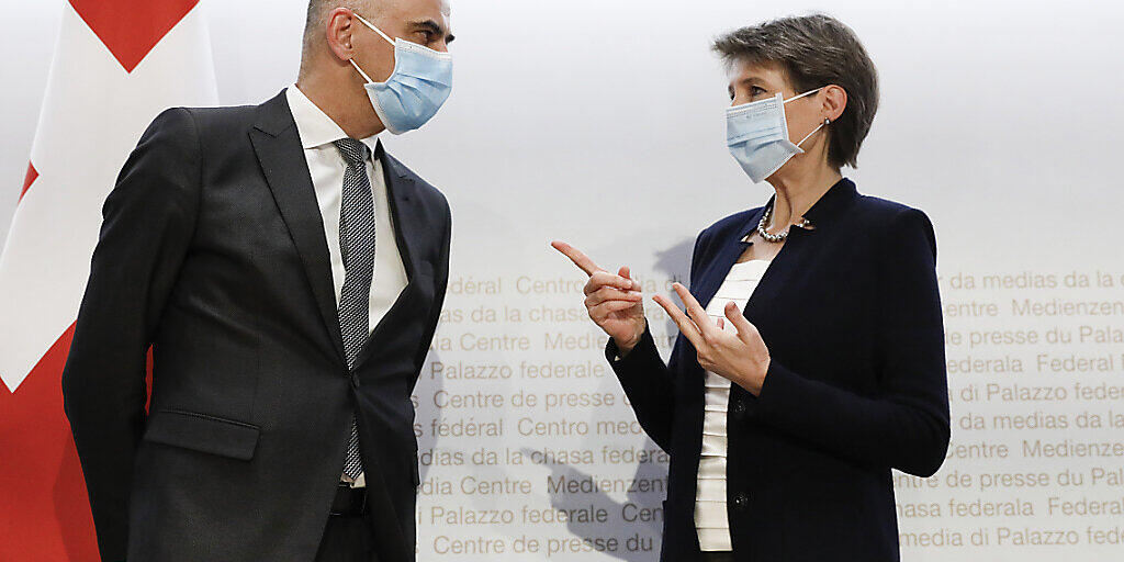 Der Bundesrat greift in der Pandemie nach dem Heft: Bundespräsidentin Simonetta Sommaruga und Gesundheitsminister Alain Berset kündigen Pläne für verschärfte Massnahmen an. Der Bundesrat greift in der Pandemie nach dem Heft: Bundespräsidentin Simonetta Sommaruga und Gesundheitsminister Alain Berset kündigen Pläne für verschärfte Massnahmen an.