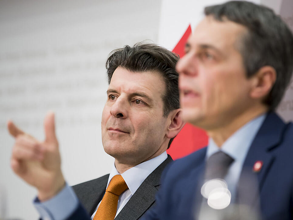 Roberto Balzaretti, Staatssekretär links, und Bundesrat Ignazio Cassis, Vorsteher EDA, während der Medienkonferenz am Mittwoch (Archvi).