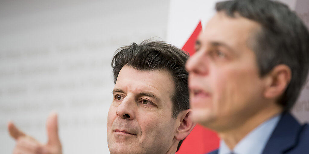 Roberto Balzaretti, Staatssekretär links, und Bundesrat Ignazio Cassis, Vorsteher EDA, während der Medienkonferenz am Mittwoch (Archvi).