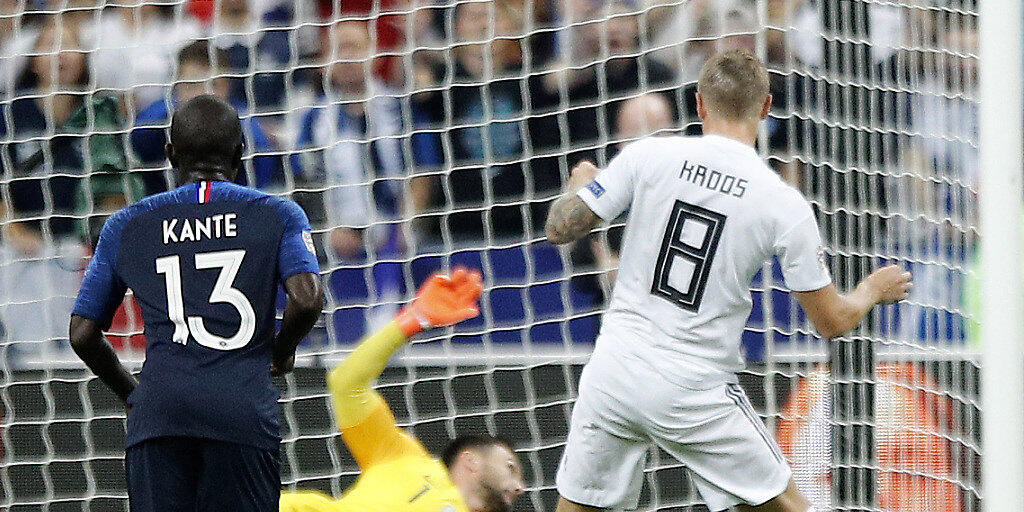 Toni Kroos schiesst mit diesem Penalty Deutschland zur 1:0-Führung gegen Frankreich