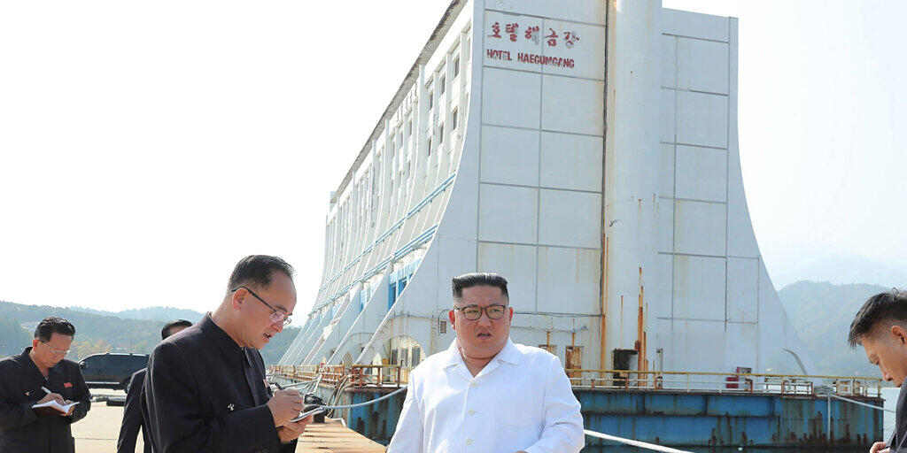 Nordkoreas Machthaber Kim Jong Un beim Besuch eines Tourismus-Ressorts im Kumgang-Gebirge. (Archivbild)
