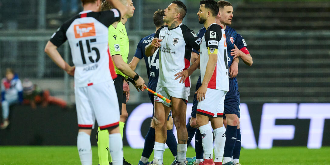 Raul Bobadilla reklamiert bei Schiedsrichter Turkes – im Spiel gab es auch die eine oder andere Gehässigkeit des Stürmers mit den Vaduzer Verteidigern Simani und Berisha.