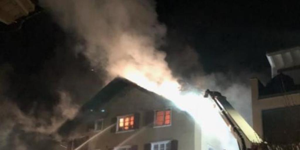 Bei einem Brand in einem Mehrfamilienhaus in Flüelen UR in der Nacht auf Dienstag ist das Gebäude unbewohnbar geworden.