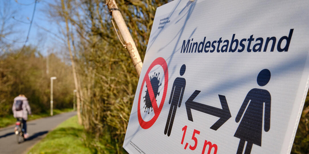 Sign telling pedestrians about 1.5m minimum distance because of the coronavirus Sign telling pedestrians about 1.5m minimum distance because of the coronavirus