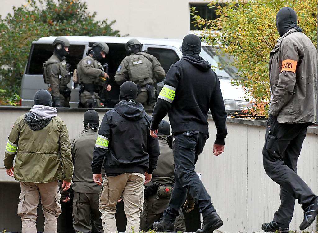 Polizeibeamte sichern in der Innenstadt von Celle das Oberlandesgericht Polizeibeamte sichern in der Innenstadt von Celle das Oberlandesgericht