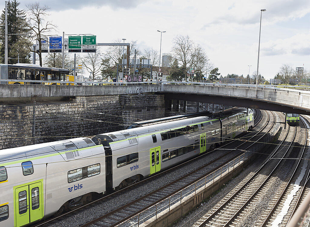 Der öffentliche Verkehr will seinen Energieverbrauch bis 2050 um 30 Prozent senken: BLS-Zug in Bern. (Archiv) Der öffentliche Verkehr will seinen Energieverbrauch bis 2050 um 30 Prozent senken: BLS-Zug in Bern. (Archiv)