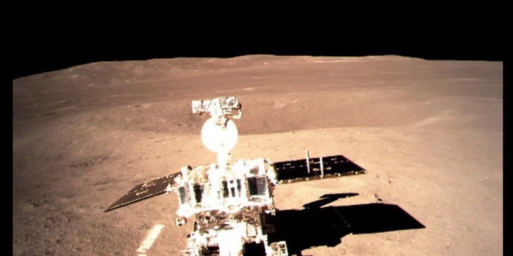 Hat die ersten Spuren auf der Rückseite des Mondes hinterlassen: der chinesische Roboter "Jadehase 2" ist für eine Erkundungstour losgerollt.