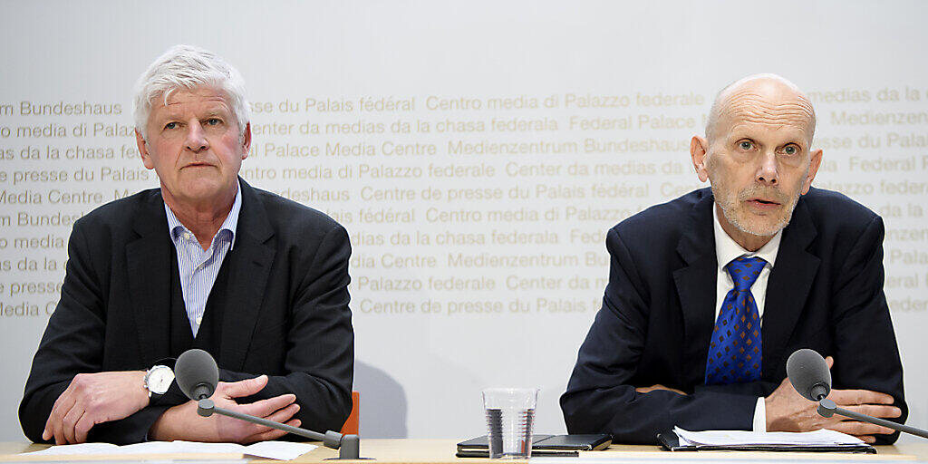 Daniel Koch vom Bundesamt für Gesundheit (rechts) und Hans-Peter Lenz vom Aussendepartement EDA sprechen über die Situation rund um das Coronavirus. In der Schweiz sind mehr als zwanzig Personen in Quarantäne. Daniel Koch vom Bundesamt für Gesundheit (rechts) und Hans-Peter Lenz vom Aussendepartement EDA sprechen über die Situation rund um das Coronavirus. In der Schweiz sind mehr als zwanzig Personen in Quarantäne.