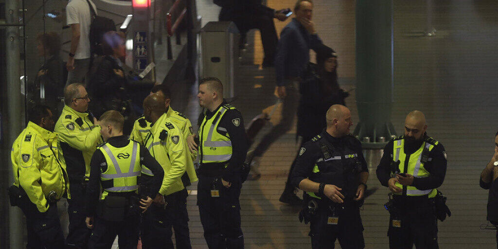 Polizisten am Mittwochabend im Einsatz am Amsterdamer Flughafen Schiphol.