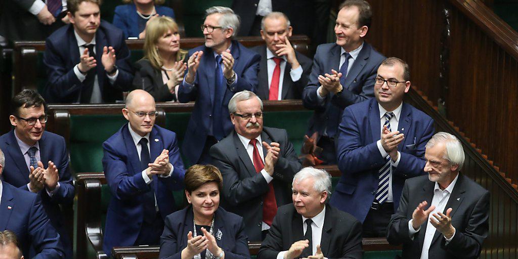 Kriegen Ärger mit der EU-Kommission: Die polnische Führungsriege aus der PiS-Partei. Polen soll nach dem Willen Brüssels ein umstrittenes Gesetz zu einer Gerichtsreform vorerst aufschieben. Kriegen Ärger mit der EU-Kommission: Die polnische Führungsriege aus der PiS-Partei. Polen soll nach dem Willen Brüssels ein umstrittenes Gesetz zu einer Gerichtsreform vorerst aufschieben.