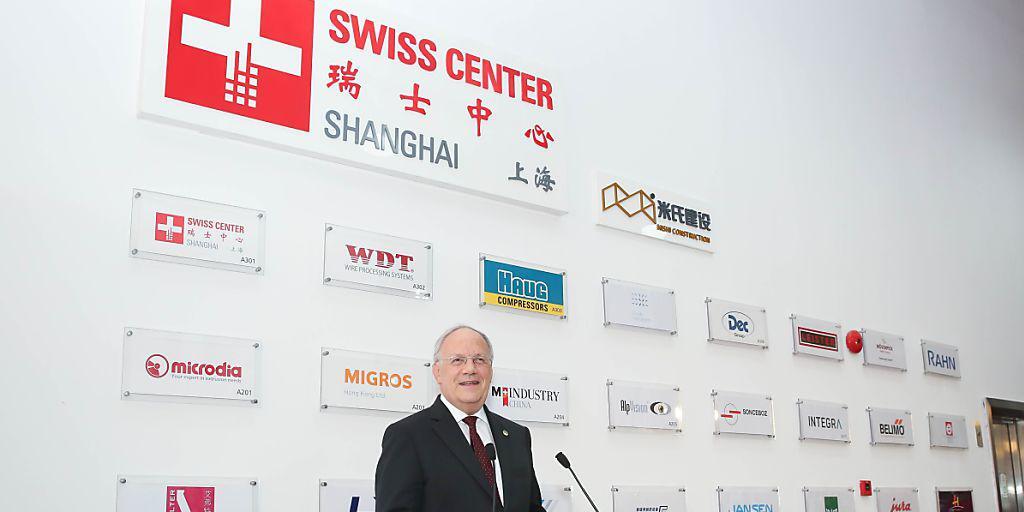 Die Schweizer Exporte nach China liegen auf einem hohen Level. Wirtschaftsminister Johann Schneider-Ammann besuchte im April 2016 im Rahmen seiner China-Reise auch das Swiss Center in Shanghai. (Archiv)