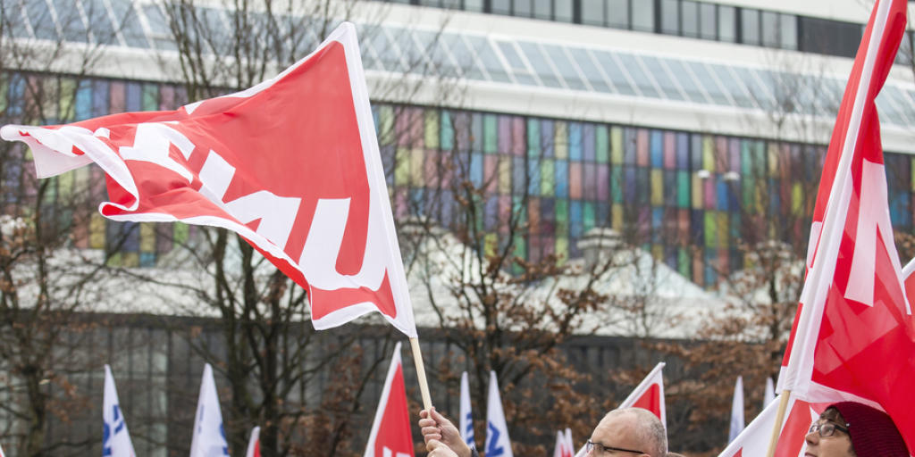 Rund 500 Personen haben in Baden AG gegen den geplanten Stellenabbau bei General Electric demonstriert.