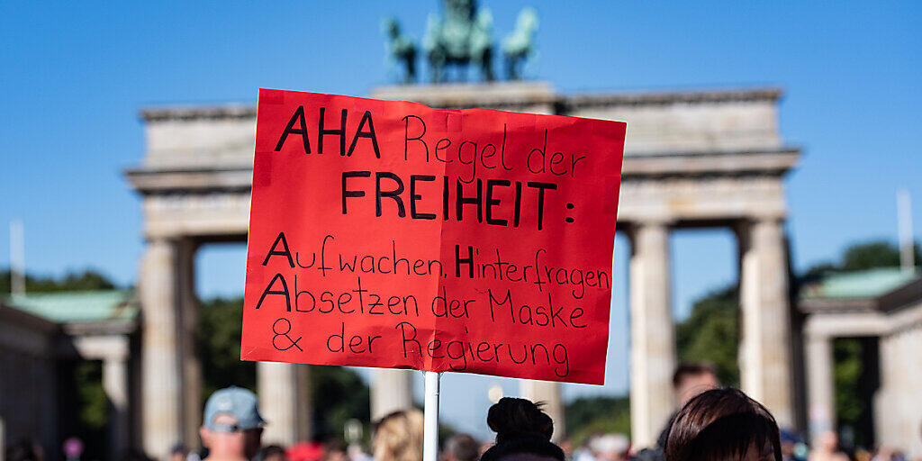 Protest gegen staatliche Bevormundung am Brandenburger Tor in Berlin. Protest gegen staatliche Bevormundung am Brandenburger Tor in Berlin.