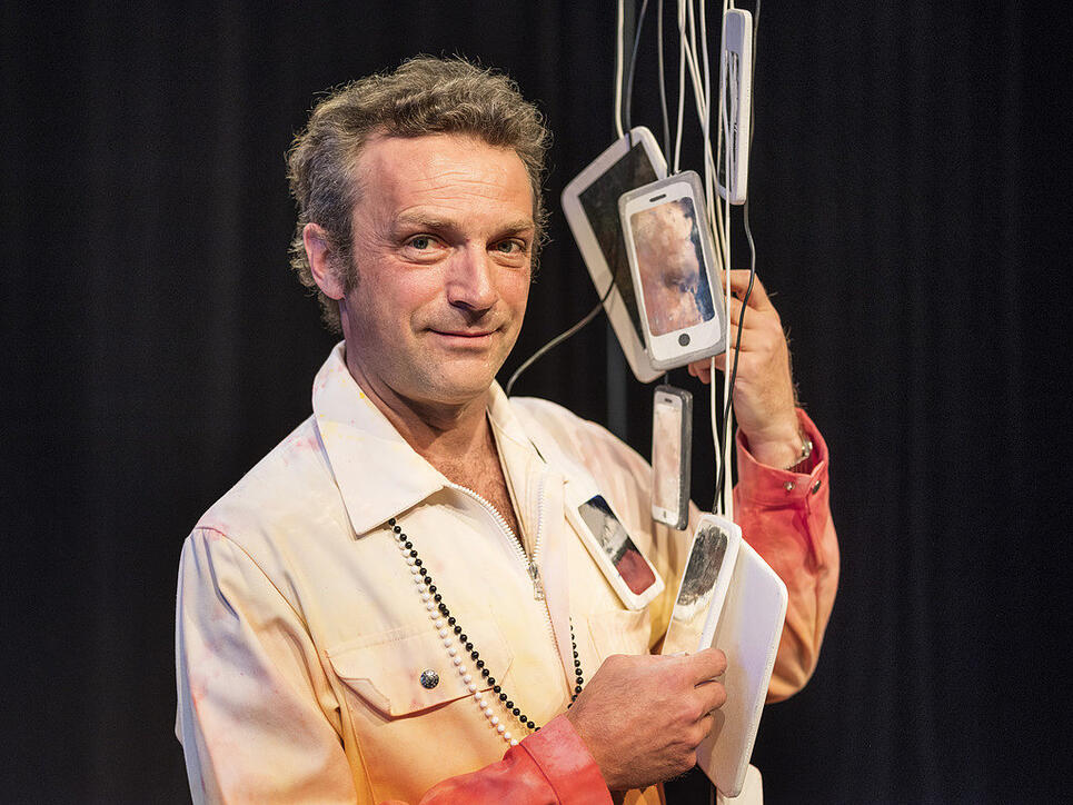 Der Künstler Andres Lutz alias Dr. Luedi posiert im April 2018 mit Gadgets seiner Bühnenshow "Dr. Luedi-Show: Luedi steigt ins Moor".