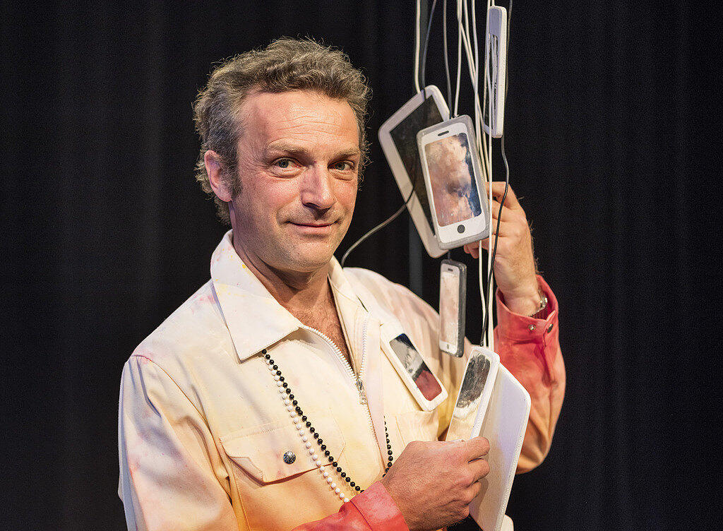 Der Künstler Andres Lutz alias Dr. Luedi posiert im April 2018 mit Gadgets seiner Bühnenshow "Dr. Luedi-Show: Luedi steigt ins Moor".
