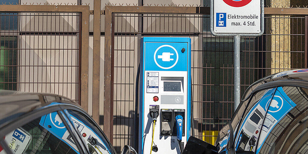 In Basel-Stadt gilt die Zukunft den Elektroautos. Ab 2050 dürfen auf dem Strassennetz des Stadtkantons keine umweltschädlichen Autos mehr fahren (KEYSTONE/Georgios Kefalas)