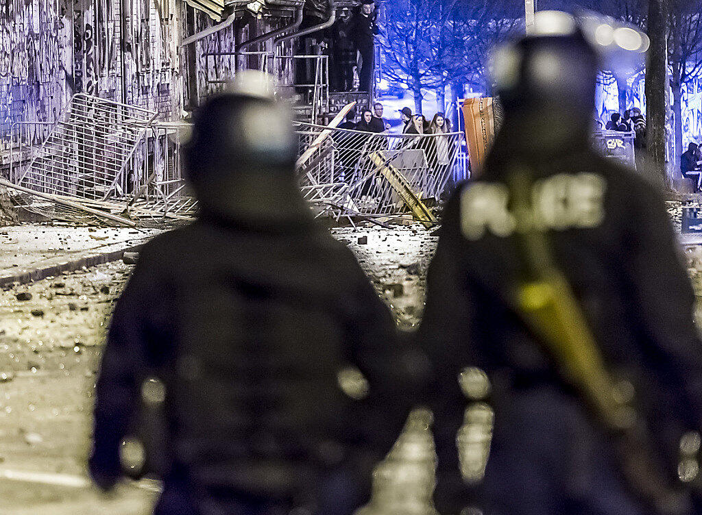 Polizisten bei der Reitschule in Bern im Einsatz nach einer Demonstration im Februar 2017. (Archivbild) Polizisten bei der Reitschule in Bern im Einsatz nach einer Demonstration im Februar 2017. (Archivbild)