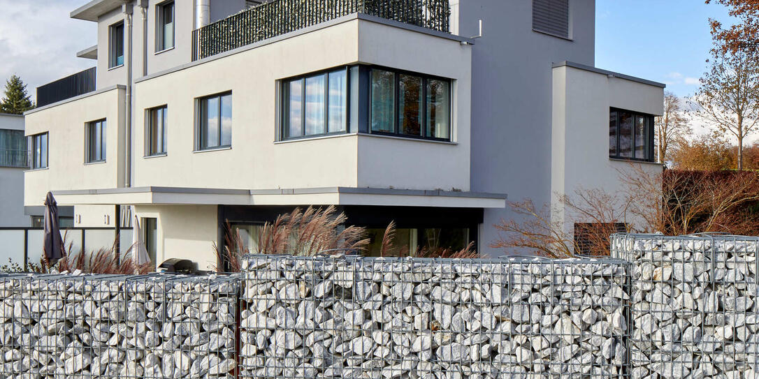 EFH, Einfamilenhaus, Eigenheim, Haus, Eigentum, Wohneigentum, Raumplanung, Überbauung, Landschaft, Häuser, Wohnhaus, Wohnhäuser, Steingarten, Steinkorbmauer, Gabionenzaun, Gabionen EFH, Einfamilenhaus, Eigenheim, Haus, Eigentum, Wohneigentum, Raumplanung, Überbauung, Landschaft, Häuser, Wohnhaus, Wohnhäuser, Steingarten, Steinkorbmauer, Gabionenzaun, Gabionen