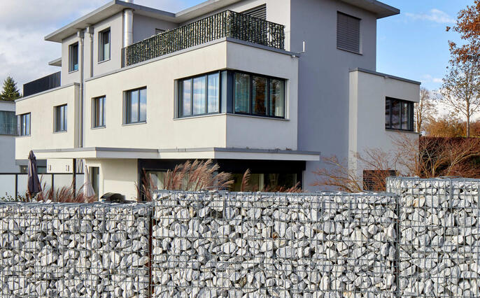 EFH, Einfamilenhaus, Eigenheim, Haus, Eigentum, Wohneigentum, Raumplanung, Überbauung, Landschaft, Häuser, Wohnhaus, Wohnhäuser, Steingarten, Steinkorbmauer, Gabionenzaun, Gabionen