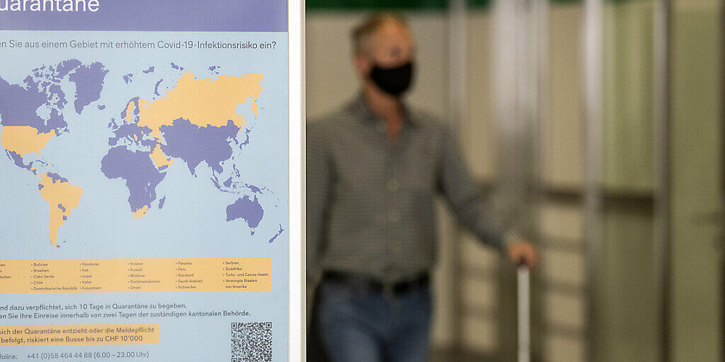 Ab in die  Quarantäne: Ein Plakat im Flughafen Zürich teilt Passagieren aus Risikoländern mit, was  zu tun ist.