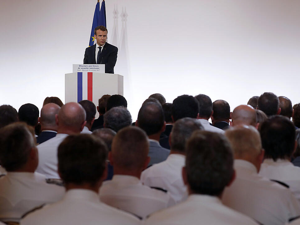 Präsident Macron hielt anlässlich der Abstimmung über das neue Anti-Terror-Gesetz vor Repräsentanten der Sicherheitskräfte eine Rede zur inneren Sicherheit.