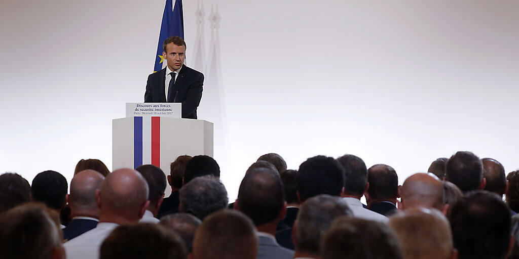 Präsident Macron hielt anlässlich der Abstimmung über das neue Anti-Terror-Gesetz vor Repräsentanten der Sicherheitskräfte eine Rede zur inneren Sicherheit.