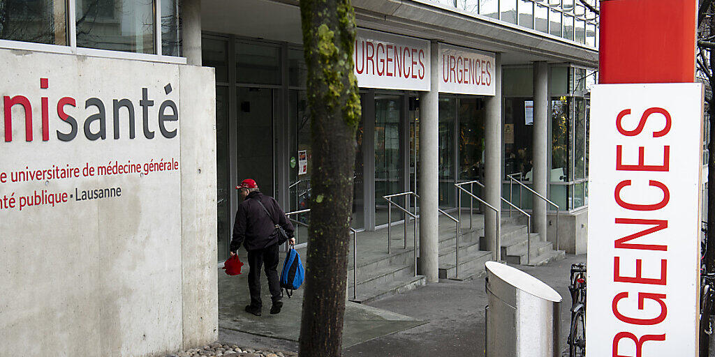 Eingang des Universitätsspitals in Lausanne. Der Kanton Waadt hat am meisten Todesopfer wegen des Coronavirus zu beklagen. (Archivbild)