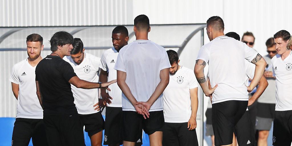 Joachim Löw gibt seinen Spielern vor dem Halbfinal gegen Mexiko letzte Tipps Joachim Löw gibt seinen Spielern vor dem Halbfinal gegen Mexiko letzte Tipps