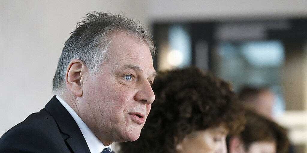 Der Walliser Staatsratspräsident Jacques Melly und die Berner Regierungsrätin Barbara Egger-Jenzer fordern im Namen des Lötschberg-Komitees den Ausbau des Lötschberg-Basistunnels.