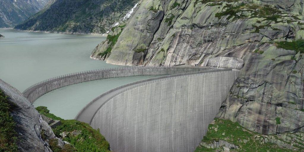 Keine Sinnestäuschung: Die neue Spitallammsperre wird vor der  bestehenden Staumauer hochgezogen.