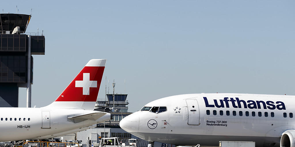 Swiss hat im August die gleiche Zahl von Flügen wie im Vorjahreszeitraum durchgeführt und die gleiche Zahl an Passagieren befördert. Beim Mutterhaus Lufthansa ging es dagegen deutlich nach unten. (Archivbild) Swiss hat im August die gleiche Zahl von Flügen wie im Vorjahreszeitraum durchgeführt und die gleiche Zahl an Passagieren befördert. Beim Mutterhaus Lufthansa ging es dagegen deutlich nach unten. (Archivbild)