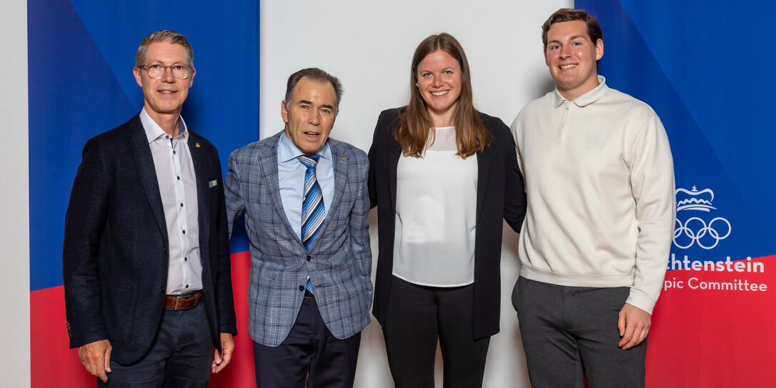LOC-Präsident Stefan Marxer mit Roman Hermann (neues Ehrenmitglied) sowie Julia Hassler und Raphael Schwendiger (neu im LOC-Vorstand) (v.l.).
