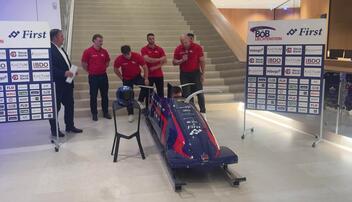 Bobsportler erklären den Start bei einem Rennen